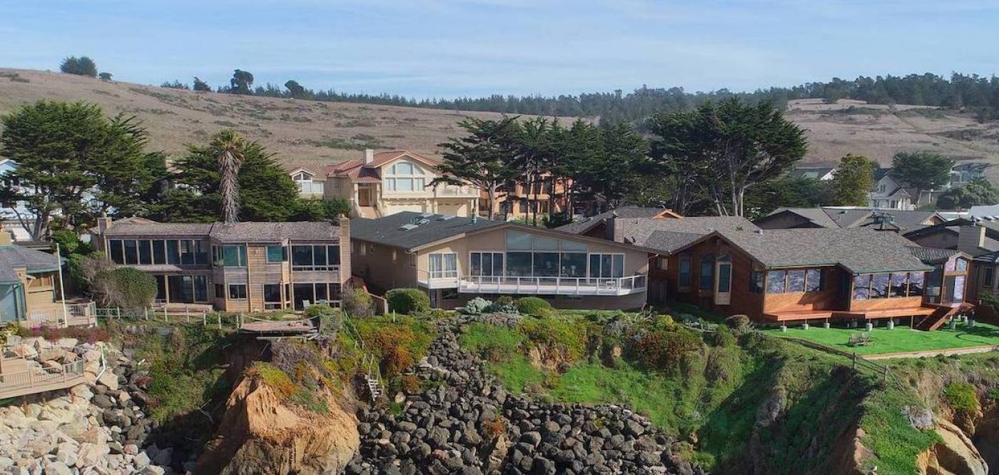 row of oceanfront homes in Cambria, California